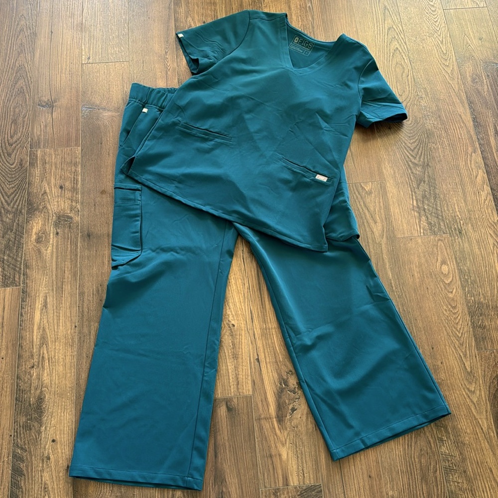 NWOT Figs scrub set.  large top XL bottoms